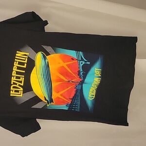 Black ItemtshirtNWOT